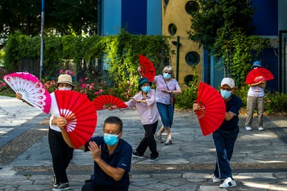 Residentes del barrio asiático de París (Francia) practican bailes tradicionales chinos en un parque de la zona. 