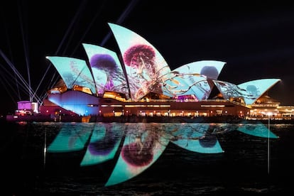 La Ópera de Sídney iluminada con la proyección 'Austral Flora Ballet', del artista Thomas Huang, como parte del festival Vivid Sydney.