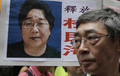 El librero condenado Gui Minhai, en un cartel junto al también editor Lam Wing-kee, en una protesta en Hong Kong en junio de 2016.