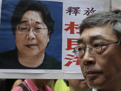 El librero condenado Gui Minhai, en un cartel junto al también editor Lam Wing-kee, en una protesta en Hong Kong en junio de 2016.