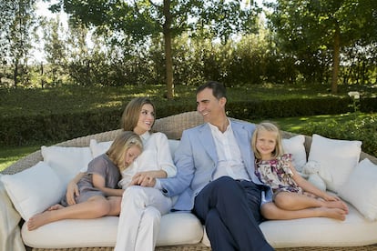 Coincidiendo con el 40º cumpleaños de doña Letizia, el 15 de septiembre de 2012, el matrimonio abrió por primera vez las puertas de su intimidad para mostrar la faceta más familiar y menos conocida de su vida. Hasta entonces, era poco habitual ver a las pequeñas de la familia. Felipe y Letizia quisieron enseñar su lado más natural y relajado; unas imágenes que fueron tomadas un mes antes de su difusión en los jardines del palacio de La Zarzuela y en las que la protagonista absoluta es Letizia, aunque son sus hijas las que consiguen acaparar las miradas.