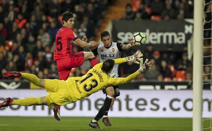 Disparo a gol de Santi Mina durante el partido entre Valencia y Real Sociedad de la pasada jornada.