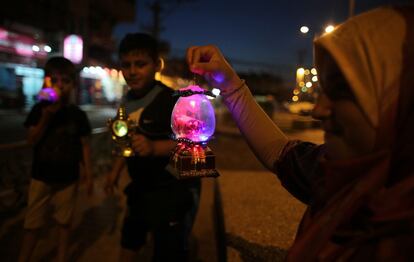 El ayuno en el mes de ramadán se realiza en las horas de sol. Solamente se puede comer antes del amanecer y después del atardecer. Cada año el mes en el que se celebra Ramadán cambia en torno al mes lunar. En la imagen, niños palestinos sostienen linternas tradicionales o 'Fanous' que se utilizan para dar paso al mes sagrado de los musulmanes, en Rafah, al sur de la Franja de Gaza.