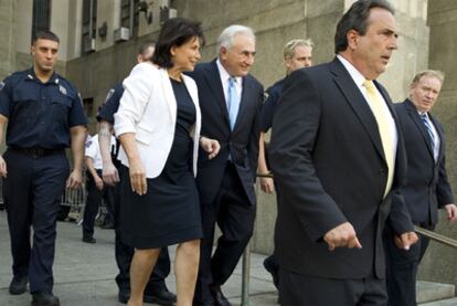 Strauss-Kahn y su esposa, Anne Sinclair, salen del juzgado en Nueva York, el viernes pasado.