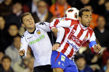 Joaquín y Diego Castro luchan por el balón