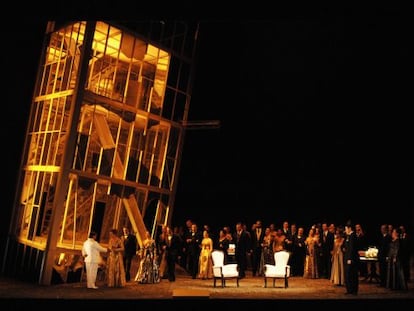 Los cantantes junto a la torre inclinada que preside el montaje.