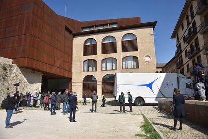 Llegada de las obras de Lleida al Museo de Barbastro, ante fuertes medidas de seguridad.
