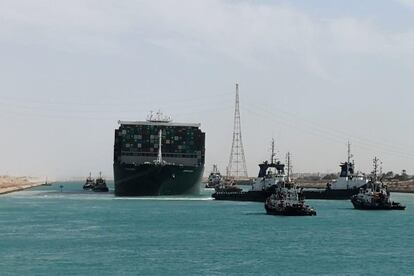 Esta mañana, Osama Rabie, jefe de la Autoridad del Canal y al mando de la operación comunicó que el barco había empezado a flotar “satisfactoriamente” y que gracias a las maniobras de tensión y remolque, se había conseguido alejar la popa del buque hasta 102 metros de la orilla, en lugar de los cuatro metros anteriores. A mediodía los remolcadores han logrado desencallar el resto de la embarcación. En la imagen los remolcadores consiguen mover el 'Ever Given', este lunes.