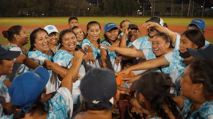 El equipo de sóftbol femenil, Las Amazonas, antes del inicio de un partido.