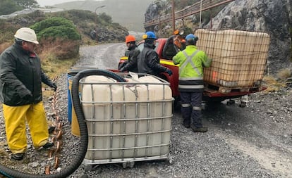 Foto distribuída pela Marinha chilena mostra funcionários trabalhando para conter o vazamento de diesel na Patagônia.