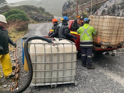 Foto distribuida por la Armada chilena que muestra a oficiales trabajando en contener el derrame de diésel en la Patagonia.