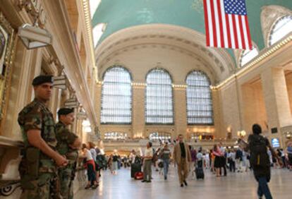 Varios soldados vigilan la estación Grand Central de Nueva York, uno de los edificios sobre los que pesa la amenaza de atentados, según el FBI.