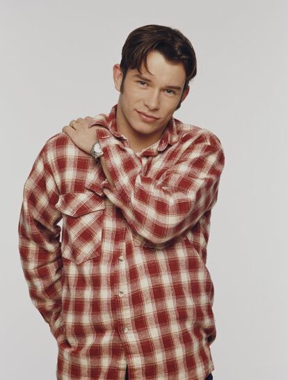 <p><strong>Su legado.</strong> El nombre de Stephen Patrick David Gately (1976–2009) puede decir poco para el radioyente casual, pero la banda en la que cantaba junto a Ronan Keating, Boyzone, es una de las más exitosas que ha dado Reino Unido: vendieron 25 millones de discos. La banda se disolvió en el año 2000. Un año antes, Gately había hecho pública su homosexualidad tras enterarse de que un conocido iba a airear detalles de su vida sexual a un medio sensacionalista. Su confesión lo convirtió en una especie de héroe para los derechos LGTB y, pese a que su carrera música sufrió altibajos tras la separación de Boyzone y su salida del armario, publicó un disco en solitario y siguió trabajando sin pausa en teatro y televisión.</p> <p><strong>Su muerte.</strong> En 2009 la banda Boyzone acababa de reunirse de nuevo y disfrutaba de un éxito renovado. Gately se encontraba de vacaciones en su casa de Port d'Andratx (Mallorca) con su marido, Andrew Cowles, cuando falleció durante la noche de forma natural debido a un edema pulmonar que no le había sido convenientemente diagnosticado. Tenía 33 años. Fans alrededor del mundo lamentaron la muerte de un gran cantante que también había sido un precursor: su último sencillo con Boyzone, 'Better', fue el primero de una banda masculina que mostraba a uno de sus miembros viviendo un romance con otro hombre.</p>