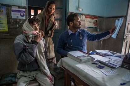 India representa alrededor de una cuarta parte de la carga mundial de tuberculosis. Es un importante problema para la salud publica. En 2016, mas de 2,8 millones personas enfermaron y 430.000 murieron debido a ella.