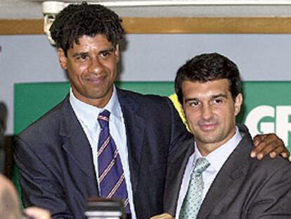 Frank Rijkaard y Joan Laporta se saludan tras la presentación ayer del técnico holandés.