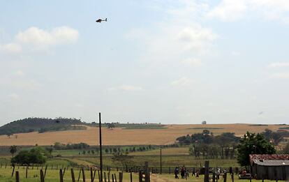 Helicóptero militar sobrevoa área de fazenda retomada pelos indígenas na última sexta-feira.