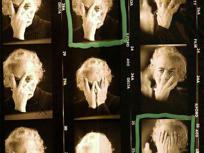 Contactos de la sesión de fotos al poeta chileno Nicanor Parra, realizada por Claudio Pérez. Las imágenes señaladas por el fotógrafo son las elegidas para ilustrar este reportaje.