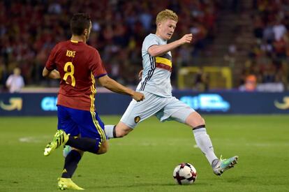 Kevin De Bruyne controla el balón en presencia de Koke.