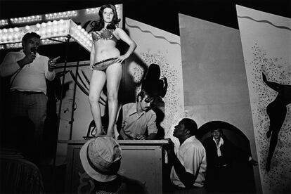 'Lena on the Bally Box', de la serie 'Carnival Strippers' (Vermont, 1973)