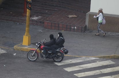 Un grupo de motociclistas armados y, en su mayoría, con los rostros ocultos comienzan a intervenir en la protesta opositora.