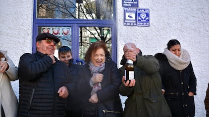 Concha y su marido Niceto, de boina, celebraban el segundo premio con hijos y nietos este sábado en Móstoles (Madrid).