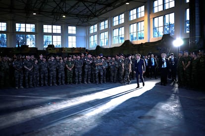 El presidente francés, Emmanuel Macron, llega a la base aérea de Mihail Kogalniceanu, cerca de la ciudad de Constanza, en Rumania, el 14 de junio. Tropas francesas y belgas han sido desplegadas junto a la Fuerza de Respuesta de la OTAN como parte de la misión AIGLE. Macron ha mantenido este miércoles un encuentro con su homólogo rumano, Klaus Iohannis, en el que ha alertado de que la invasión de Ucrania por parte de Rusia ha creado "una situación sin precedentes a las puertas de la Unión Europea".