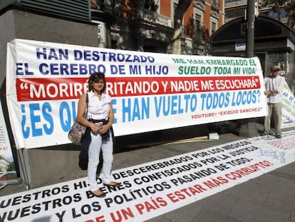 La mujer que protesta por una supuesta negligencia médica con su hijo, enfermo de parálisis cerebral.