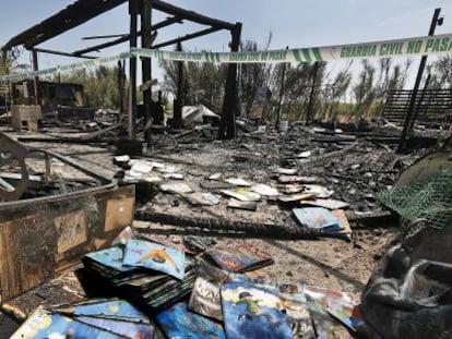 Restos de las chabolas quemadas en el incendio de Alboraia.