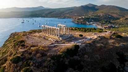 Vista aérea de la playa y el Templo de Poseidón en Sunio, Grecia.