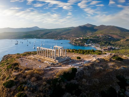 Vista aérea de la playa y el Templo de Poseidón en Sunio, Grecia