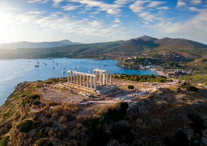 Vista aérea de la playa y el Templo de Poseidón en Sunio, Grecia