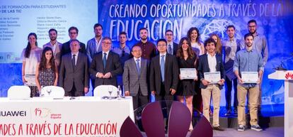 Marcial Mar&iacute;n, secretario de Estado de Educaci&oacute;n; Guillermo Cisneros, rector Magn&iacute;fico de la Universidad Polit&eacute;cnica de Madrid; Chen Yuming, consejero econ&oacute;mico de la Embajada de China, y Tony Jin Yong, CEO de Huawei Espa&ntilde;a, con los estudiantes becados.