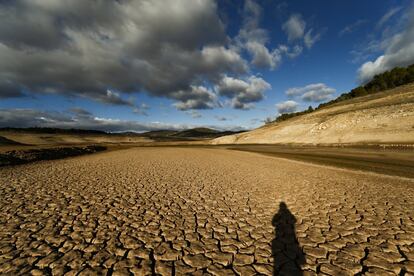 En España, el problema de la sequía se está convirtiendo en una constante, siendo una de las regiones más áridas de Europa. Afecta especialmente a la cuenca mediterranea, que ha registrado un incremento de las sequías en las últimas cinco décadas, siendo la región de Murcia una de las más damnificadas. En las Islas Canarias, Lanzarote y Fuerteventura son las zonas de mayor aridez. En octubre de 2017, por primera vez en la historia, Galicia , la 'Espeña verde', activó la alerta por sequía debido a una caída en el régimen de precipitaciones del 65% respecto a la media de pluviosidad de la región. Los trasvases, una médida de caracter extraordinario para mítigar problemas constantes de sequía, se están convirtiendo en una herramienta recurrente de la gestión hídrica. Fotografia tomada en Salcedón, Guadalajara, donde una docena de aldeas se vieron obligadas a utilizar buques tanque para garantizar el suministro de agua a sus ciudadanos durante el verano pasado.