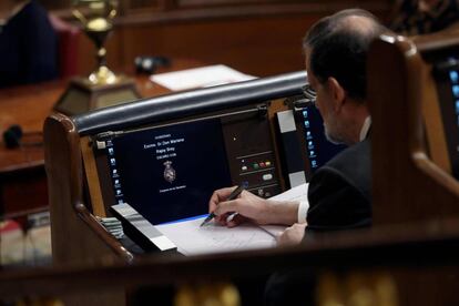 El president de l'Executiu central, Mariano Rajoy, pren notes durant la intervenció d'Ábalos al Congrés.