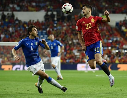 El español Marco Asensio controla el balón ante el centrocampista italiano Matteo Darmian.