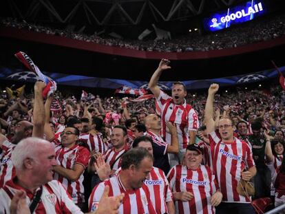 La hinchada rojiblanca celebra la vuelta a Champions tras el partido.