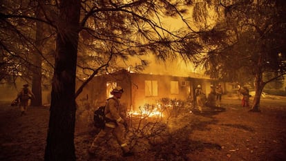 Bombeiros lutando contra o fogo em Paradise, Califórnia, em 9 de novembro.