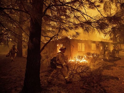 Bombeiros lutando contra o fogo em Paradise, Califórnia, em 9 de novembro.