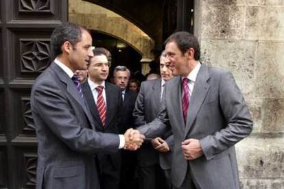 El presidente valenciano, Francisco Camps, a la izquierda, y el líder de PSPV, Joan Ignasi Pla.