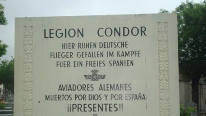 Placa en honor a la Legión Cóndor en el cementerio de La Almudena.