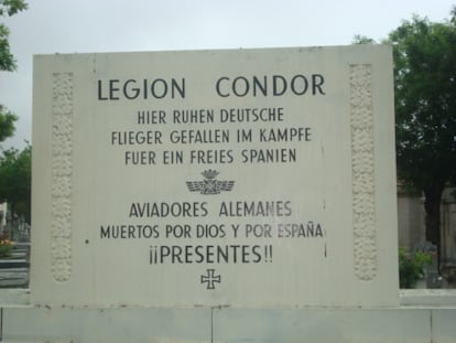 Placa en honor a la Legión Cóndor en el cementerio de La Almudena.