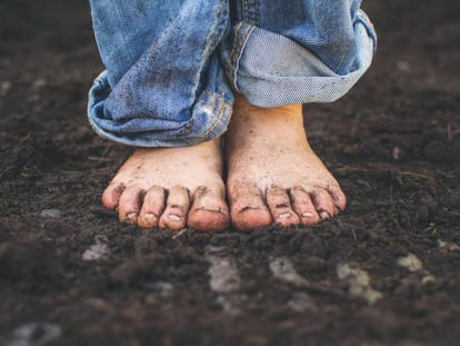 En pro de la ecopedagogía: deja que tus hijos se ensucien y vayan descalzos