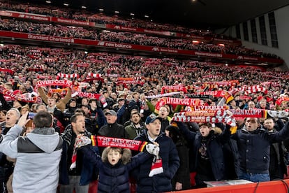 Seguidores del Liverpool animan a su equipo en Anfield en un partido ante el Everton en diciembre de 2019.