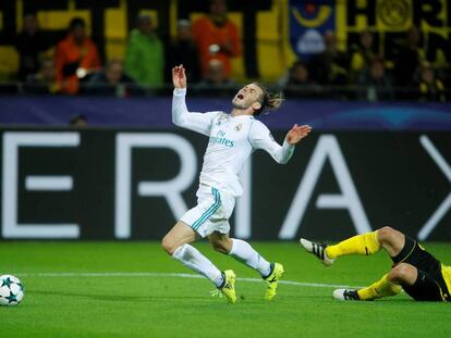 Gareth Bale, derribado en el partido contra el Borussia Dortmund