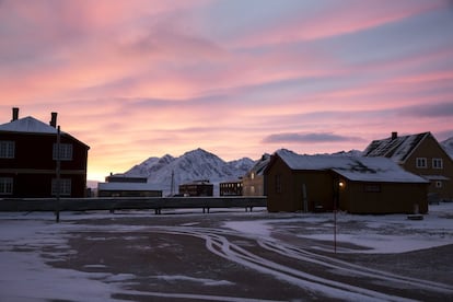 Amanecer en la base científica de Ny-Alesund, Svalbard, Noruega 14 de octubre de 2015. Una cadena noruega de islas sólo 1.200 kilometros (750 millas) del Polo Norte está tratando de promover las nuevas tecnologías, el turismo y la investigación científica en un cambio de alta -polluting la minería del carbón que ha sido un pilar de la economía a distancia durante décadas. Noruega suspendió más la minería del carbón en el archipiélago de Svalbard año pasado debido a los altos costos y está buscando empleos alternativos para unos 2.200 habitantes en las islas donde los osos polares deambulan. Parte de la respuesta puede ser la de impulsar la ciencia: en Ny-Alesund, la liquidación no militar permanente más septentrional del mundo, científicos de 11 países, entre ellos Noruega, Alemania, Francia, Gran Bretaña, India y Corea del Sur cuestiones de estudio, como el cambio climático. La presencia de Noruega, miembro de la OTAN, también da a la alianza un punto de apoyo estratégico en el extremo norte, cada vez más importante después de la vecina Rusia anexó la región de Crimea de Ucrania en 2014. REUTERS / Anna Filipova IMAGEN 03 DE 19 - BÚSQUEDA "SVALBARD Filipová" PARA TODOS IMAGESâ € ¨