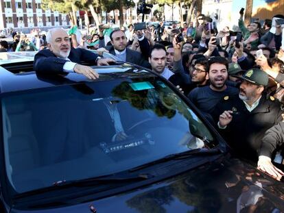 Centenars d'iranians reben el ministre Zarif.
