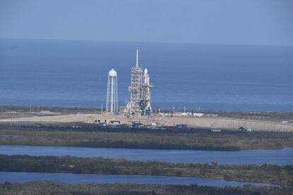 El SpaceX Falcon Heavy descansa sobre la plataforma 39-A en el Centro Espacial Kennedy en Florida antes del despegue.