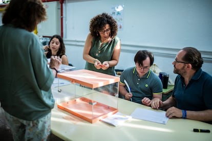 Bruno, su padre y Beatriz, la presidenta de mesa, repasan qué tendrá que hacer cada uno antes de que llegue la tromba de votantes a partir de las nueve de la mañana. "Yo tengo que tachar los nombres", explica Bruno.