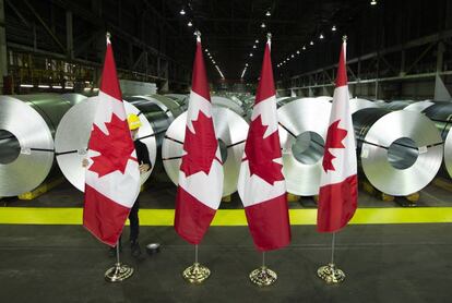 Banderas de Canadá frente a rollos de acero de la empresa Stelco, en Hamilton.