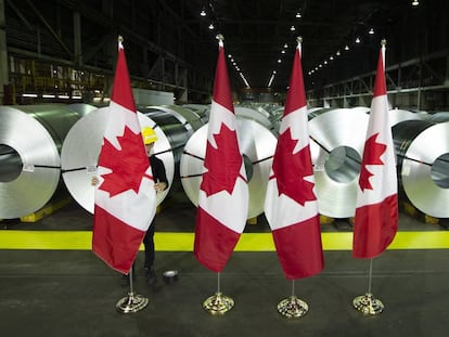 Banderas de Canadá frente a rollos de acero de la empresa Stelco, en Hamilton.